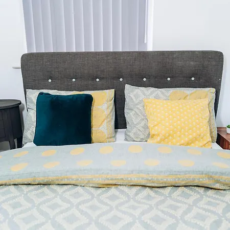Stylish Centre - 3 Double Bedrooms - Sleeps Up To 10
