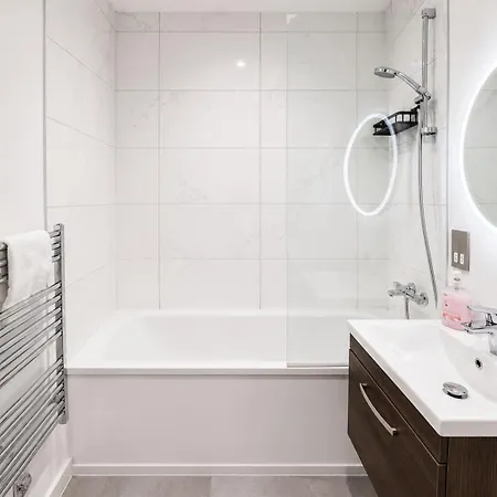Stylish 2 Bed Flat - Near Centre - Balcony