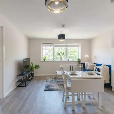 Апартаменты Bright 1br Near Station Sleeps 3 *