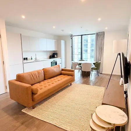 Stylish New 2br 5min Ao Arena Free Parking 公寓