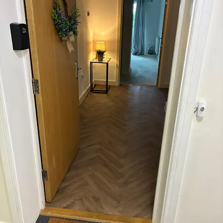 Didsbury 2-Bed With Free Parking & 2 Balconies