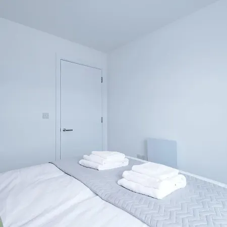 Daire Spacious 3br - Gym & Study Lounge - Centre *