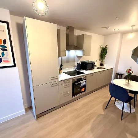 Brand New 1br With Balcony Near Old Trafford *