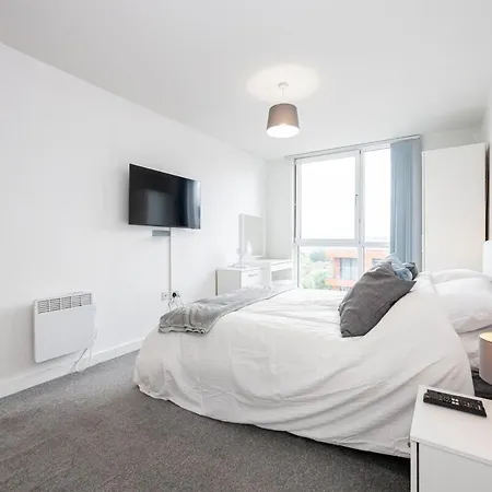 River Irwell View 2br With Parking & Balcony *