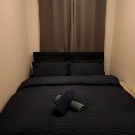 Modern Cozy With Free Parking Near Centre