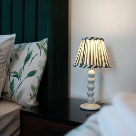 Beautifully Designed 1 Bedroom *
