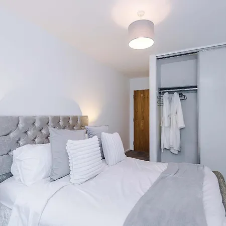 Modern 2br Parking For 2 Walk To Co-op Live Διαμέρισμα