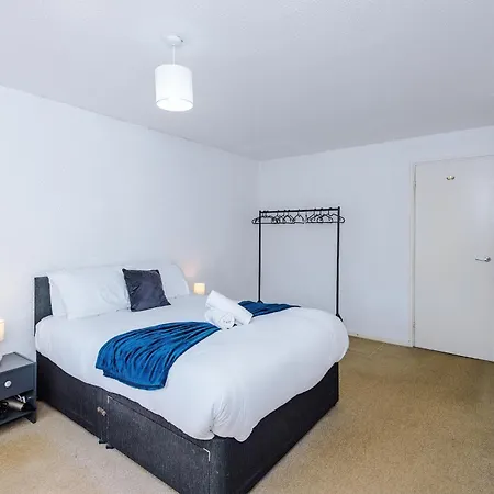 2 Bedroom House, Sleeps 4, Free Parking, Fast Wi-fi Daire *