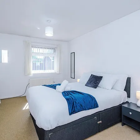 Daire 2 Bedroom House, Sleeps 4, Free Parking, Fast Wi-fi *