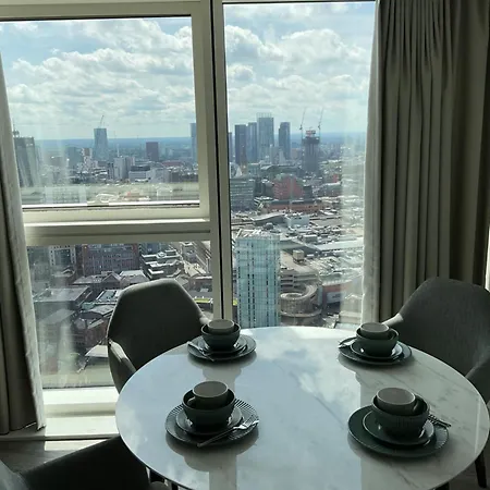 Cloud32 - Luxury Two Bedroom In Centre With Skyline Views