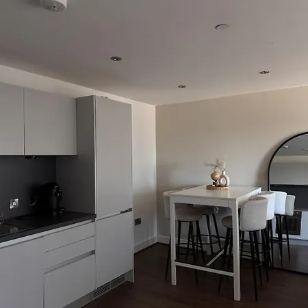 Modern Flat Riverside Views 2 Bedroom Manchester