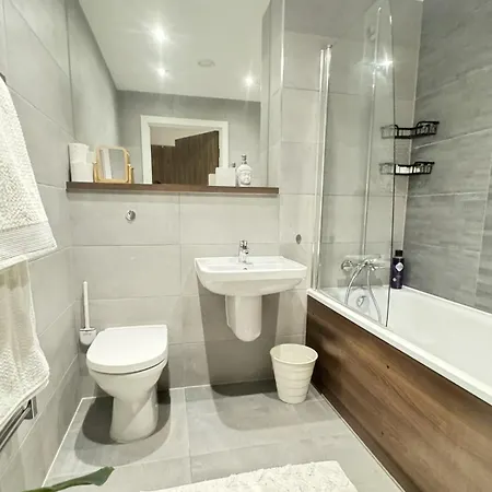 Modern Flat Riverside Views 2 Bedroom *