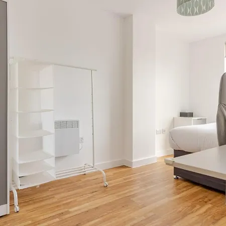 아파트 2br Near Old Trafford Balcony, Water View ,parking&gym