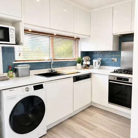 4 Bedroom Sleeps 7 Near Etihad And Co Op Live Daire *