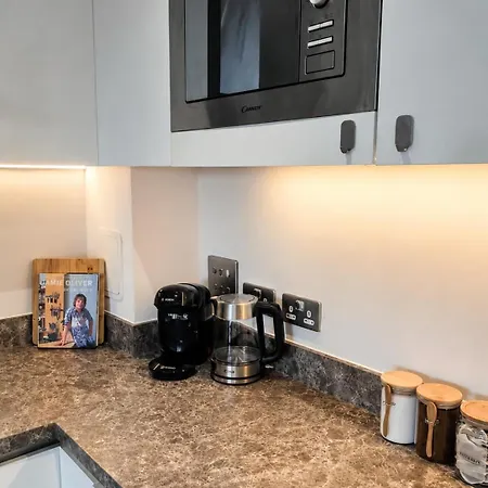 New! Stunning Two Bed Flat In With Balcony דירה *