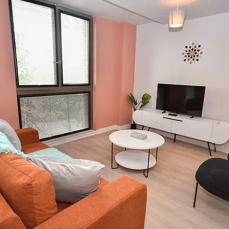 Modern & Bright 2 Bed Nr Old Trafford Daire *