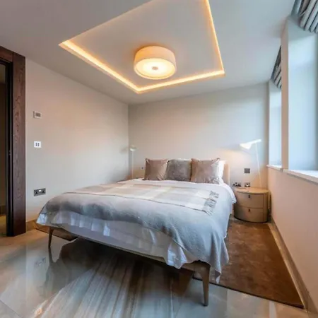 Modern Retreat - Walk To Attraction *