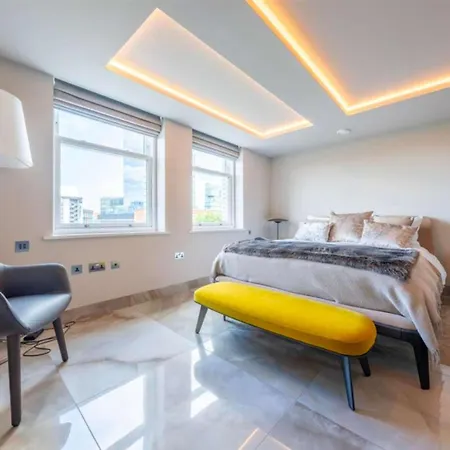 Modern Retreat - Walk To Attraction