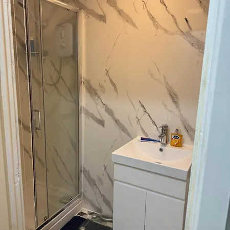 2 Bed Flat In Cheetham Hill, * Manchester