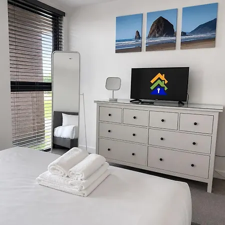 4th Floor Flat With Balcony - Pass The Keys Apartmán