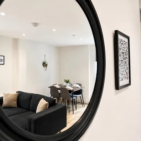 Stylish 2 Bed Flat - Near Centre - Balcony Apartmán *