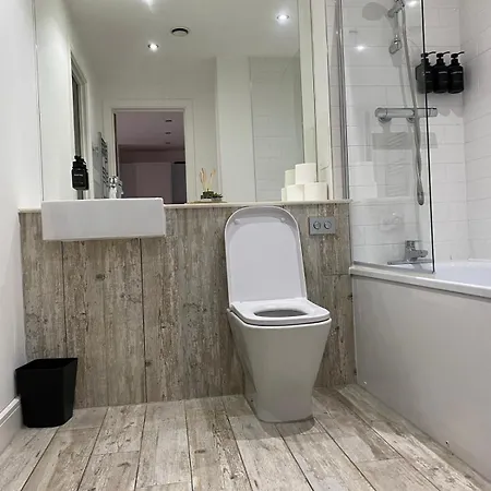 Daire Balcony View Deluxe 2 Bed Ao Arena & Victoria Stn