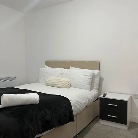 Balcony View Deluxe 2 Bed Ao Arena & Victoria Stn Daire