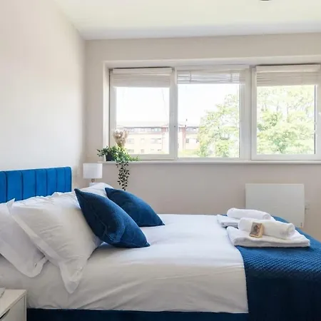 Апартаменты Bright 1br Near Station Sleeps 3 Манчестер