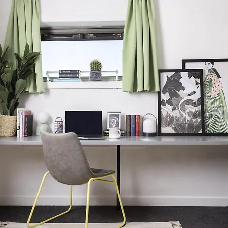 Apartmán For Students Only — Sir Charles Groves Hall,