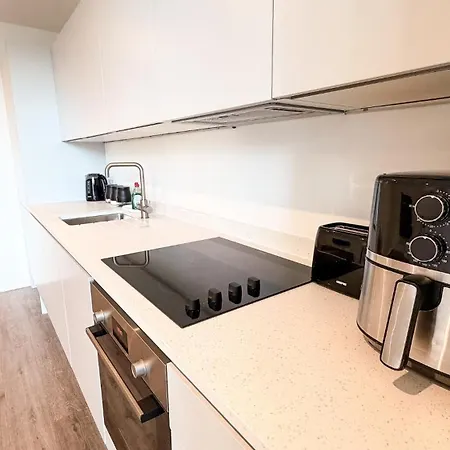 Stylish New 2br 5min Ao Arena Free Parking 曼彻斯特