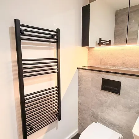Stylish New 2br 5min Ao Arena Free Parking *