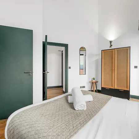 Spacious 2br I Pool Table I Workspace I Centre Appartement