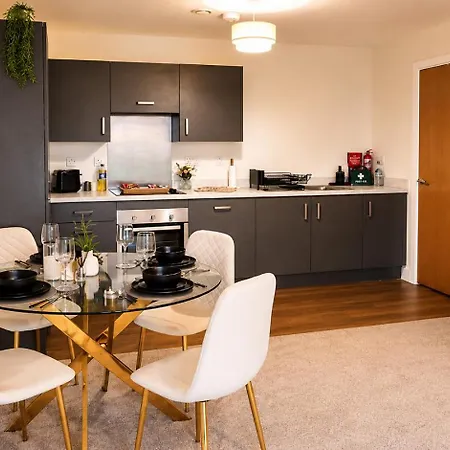 Апартаменты 2 Bedroom Luxury Centre & Salford *