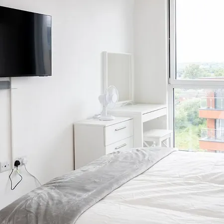 River Irwell View 2br With Parking & Balcony