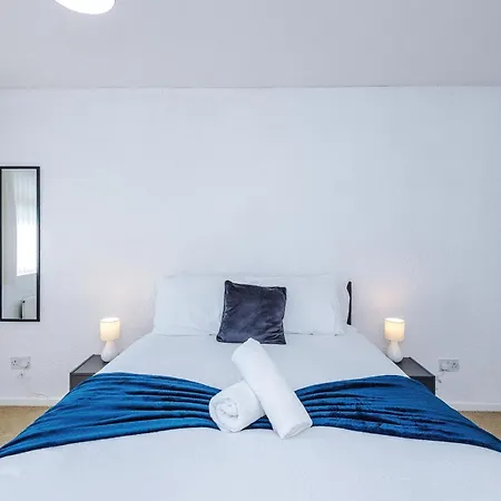 Daire 2 Bedroom House, Sleeps 4, Free Parking, Fast Wi-fi *