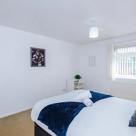 2 Bedroom House, Sleeps 4, Free Parking, Fast Wi-fi