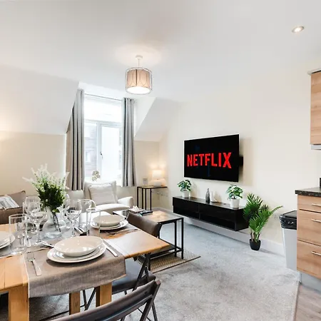 2 Bed Salford L Free Private Parking L Contractors & Families L Sleeps 4 L Free 1 Hr Early Check-in Манчестер