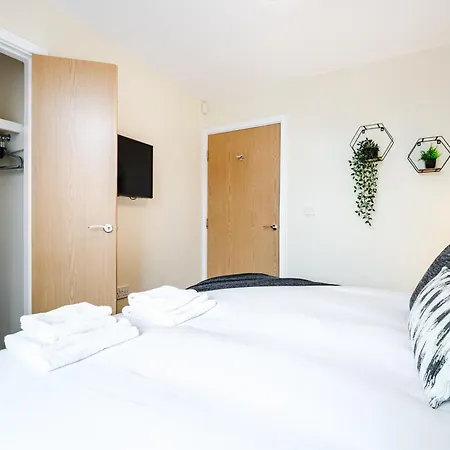 Апартаменты 2 Bed Salford L Free Private Parking L Contractors & Families L Sleeps 4 L Free 1 Hr Early Check-in *