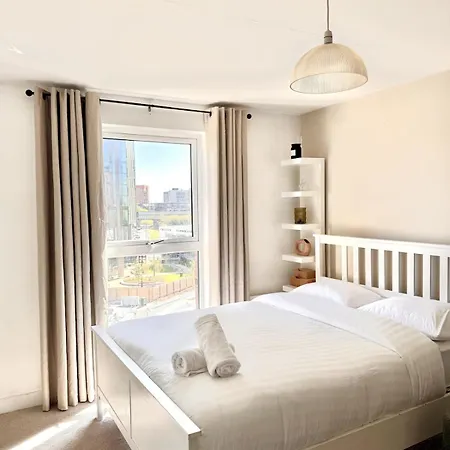 Apartmán Modern Flat Riverside Views 2 Bedroom *