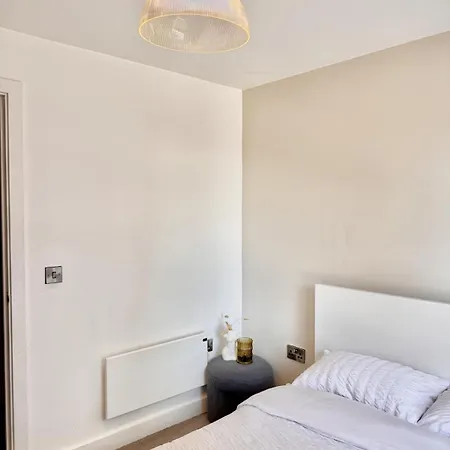 Modern Flat Riverside Views 2 Bedroom Apartmán *