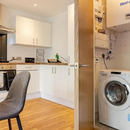 2br Near Old Trafford Balcony, Water View ,parking&gym Daire