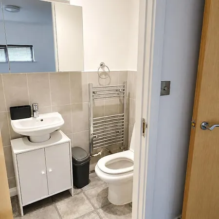 4 Bedroom Sleeps 7 Near Etihad And Co Op Live Daire