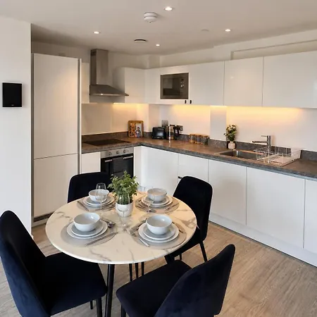 Apartmán New! Stunning Two Bed Flat In With Balcony