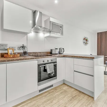 Modern 2br With Balcony Near Centre Manchester
