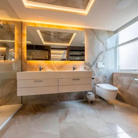Modern Retreat - Walk To Attraction *