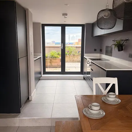 Luxe 3br Triplex * Manchester