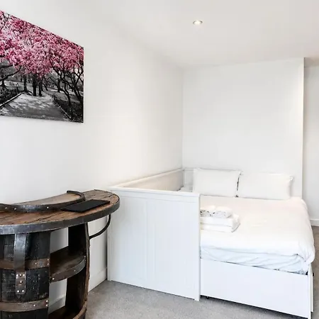 4th Floor Flat With Balcony - Pass The Keys *