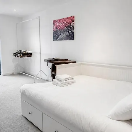 4th Floor Flat With Balcony - Pass The Keys * Manchester