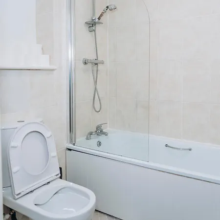 Stylish Centre - 3 Double Bedrooms - Sleeps Up To 10 Daire