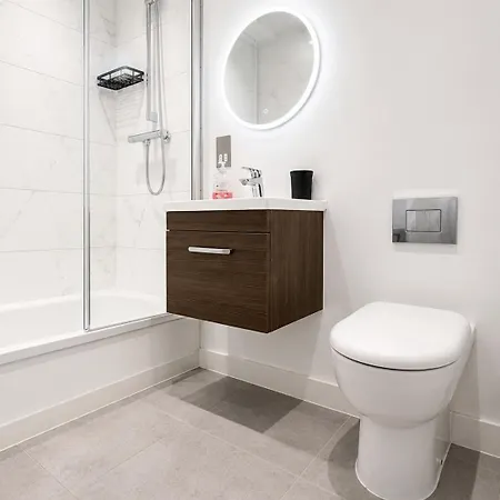 Stylish 2 Bed Flat - Near Centre - Balcony